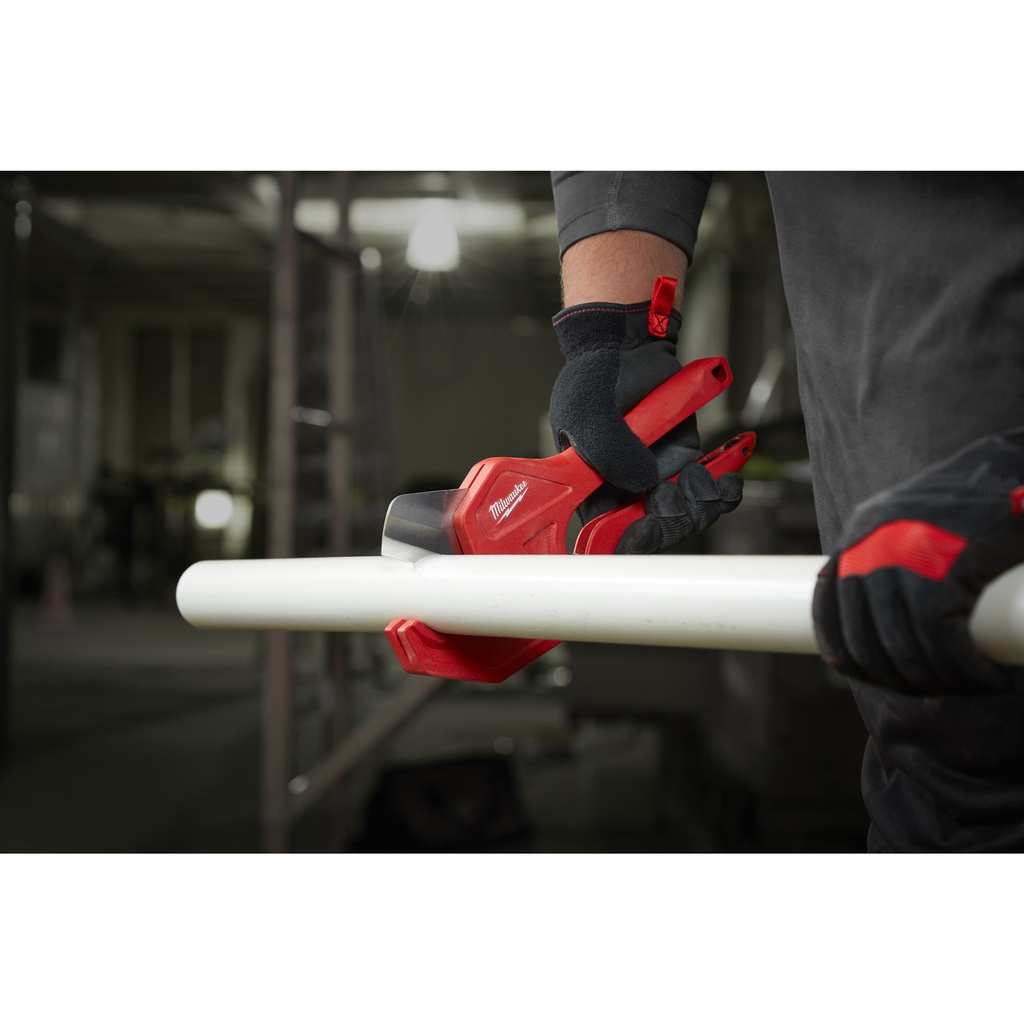 Obcinak_do_rur_z_tworzyw_sztucznych_Milwaukee_Ratcheting_PVC_Cutter_42_mm_1
