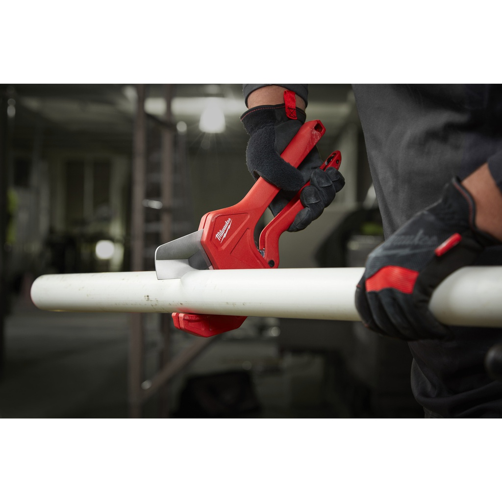 Obcinak_do_rur_z_tworzyw_sztucznych_Milwaukee_Ratcheting_PVC_Cutter_60_mm_1