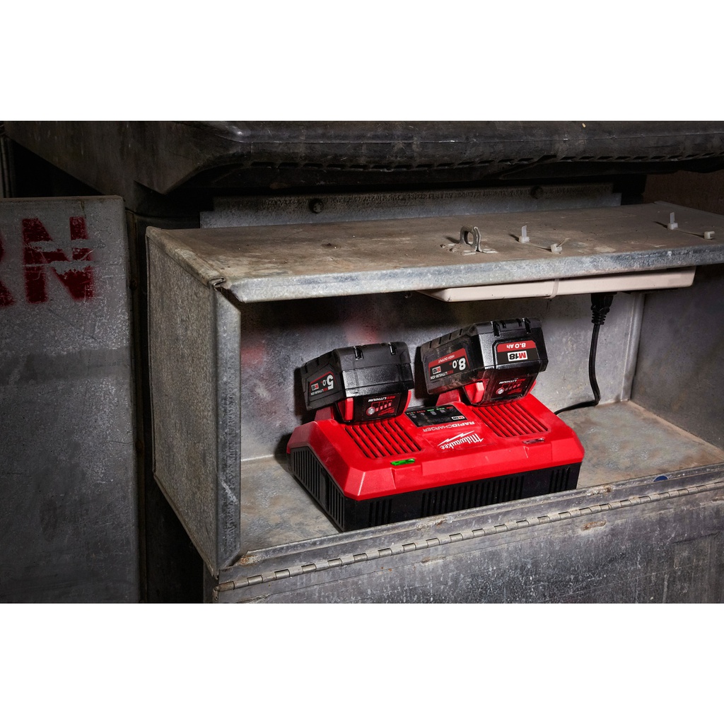 M18™_Podwójna_szybka_ładowarka_Milwaukee_M18_DFC_4