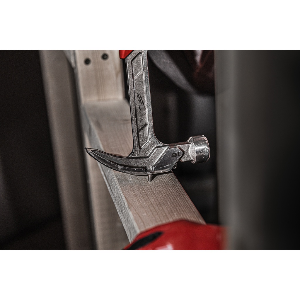 Młotek_ciesielski_z_trzonkiem_stalowym,_pazur_zakrzywiony_Milwaukee_Steel_Curved_Claw_Hammer_20oz_/_570g_2