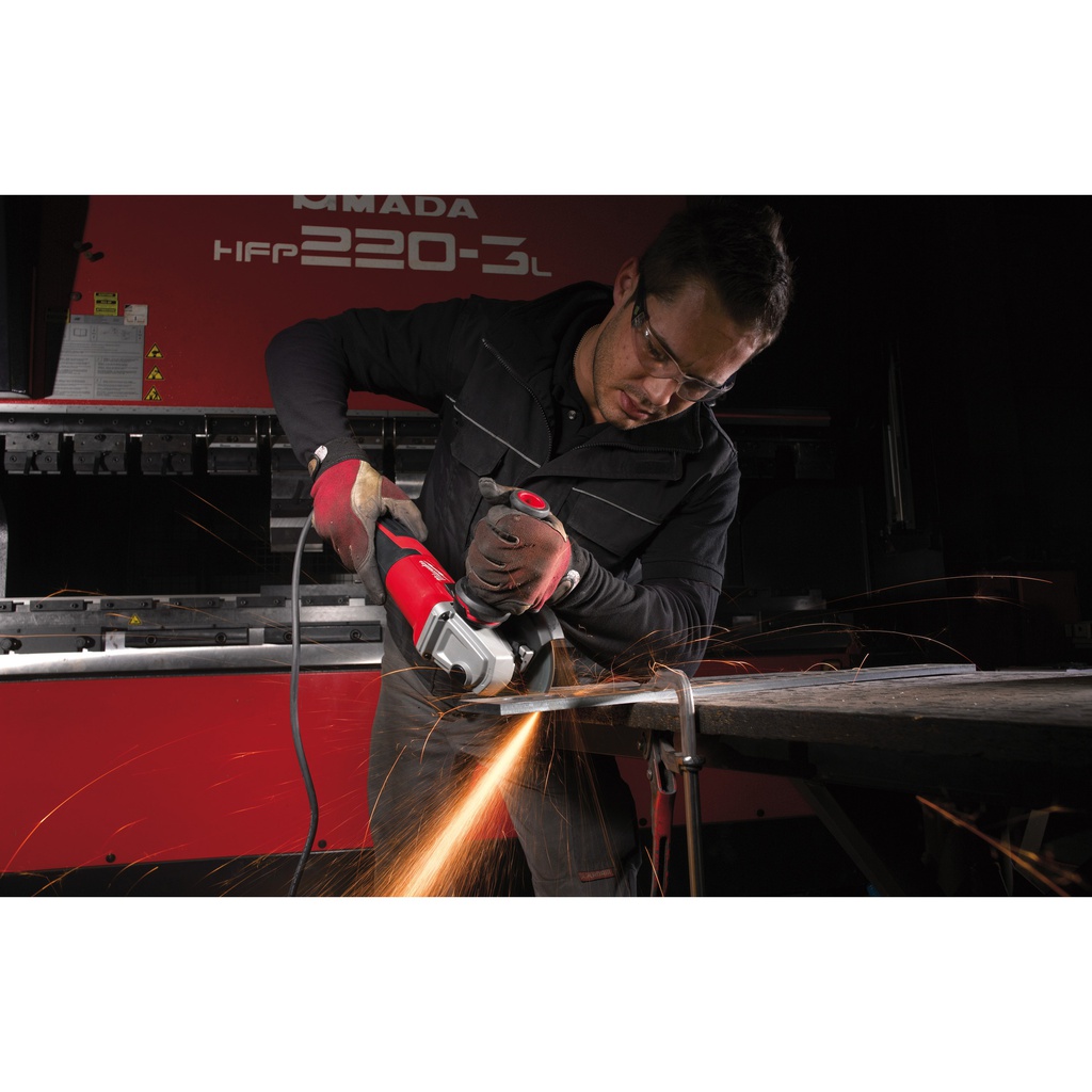 Szlifierka_kątowa_o_mocy_1550W_Milwaukee_AGV_15-125_XE_2