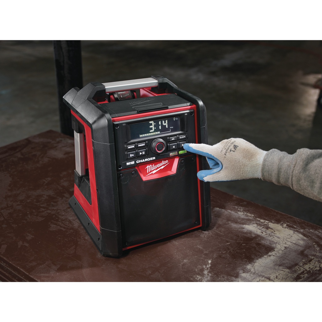 Ładowarka_radiowa_M18™_na_plac_budowy_z_Bluetooth®_Milwaukee_M18_RC-0_2