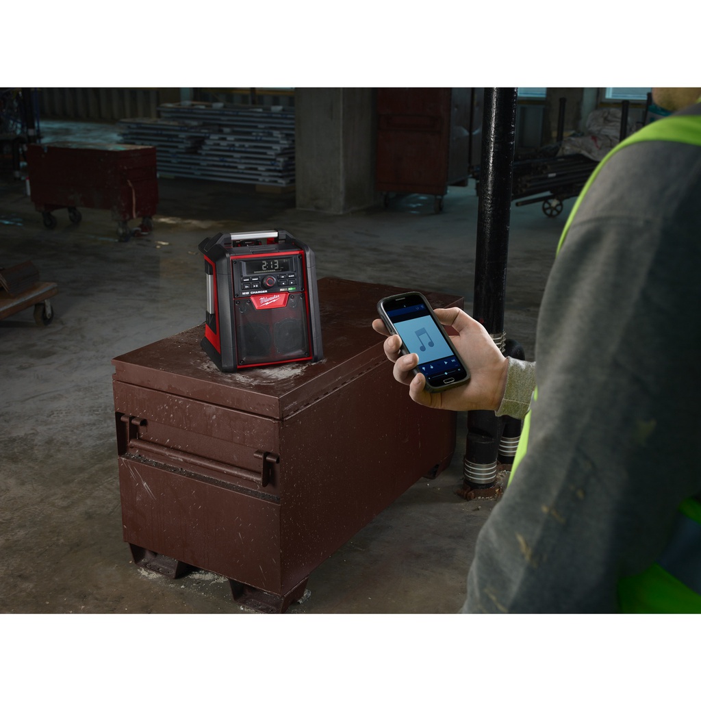 Ładowarka_radiowa_M18™_na_plac_budowy_z_Bluetooth®_Milwaukee_M18_RC-0_4