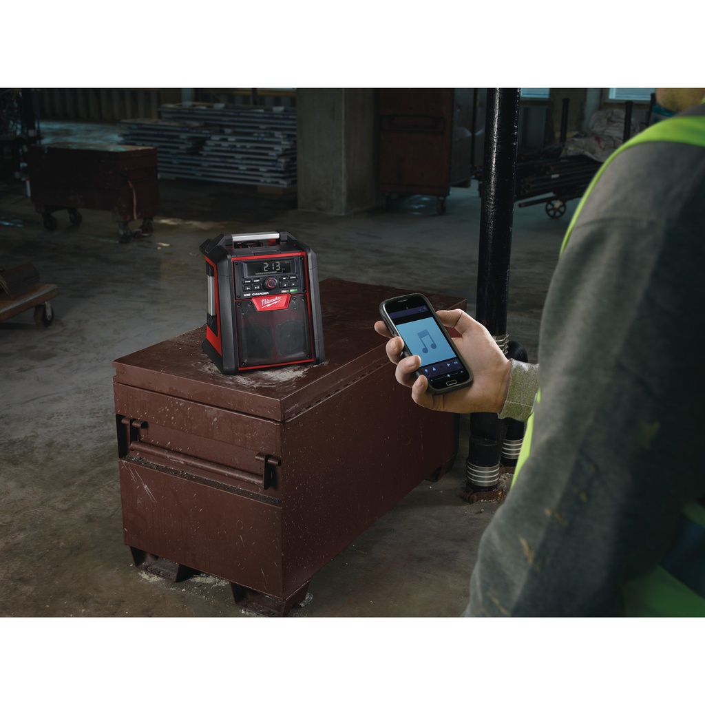 Ładowarka_radiowa_M18™_na_plac_budowy_z_Bluetooth®_Milwaukee_M18_RC-0_5