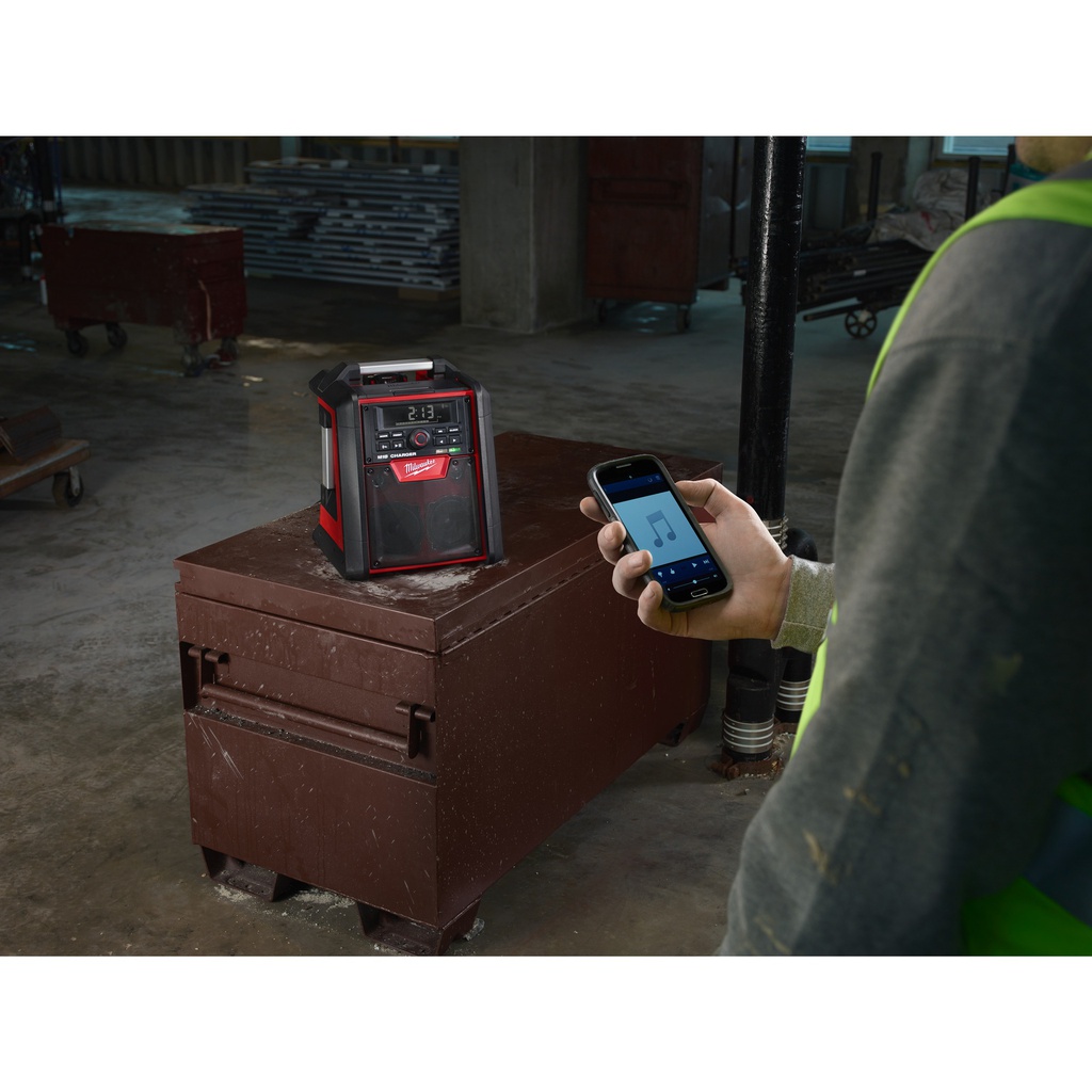 Ładowarka_radiowa_M18™_na_plac_budowy_z_Bluetooth®_Milwaukee_M18_RC-0_9