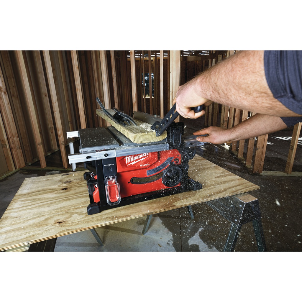 M18_FUEL™_ONE-KEY™_Stołowa_pilarka_tarczowa_Milwaukee_M18_FTS210-121B_10