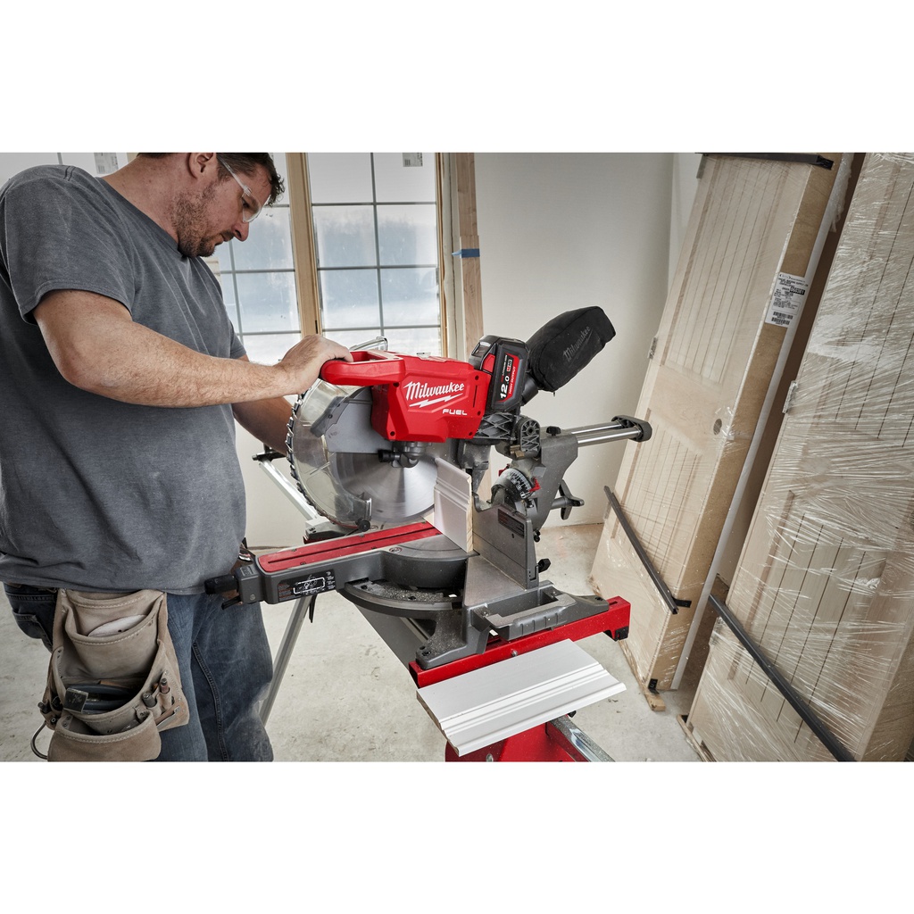 M18_FUEL™_ONE-KEY™_Piła_ukosowa_z_posuwem_305_mm_Milwaukee_M18_FMS305-121_1
