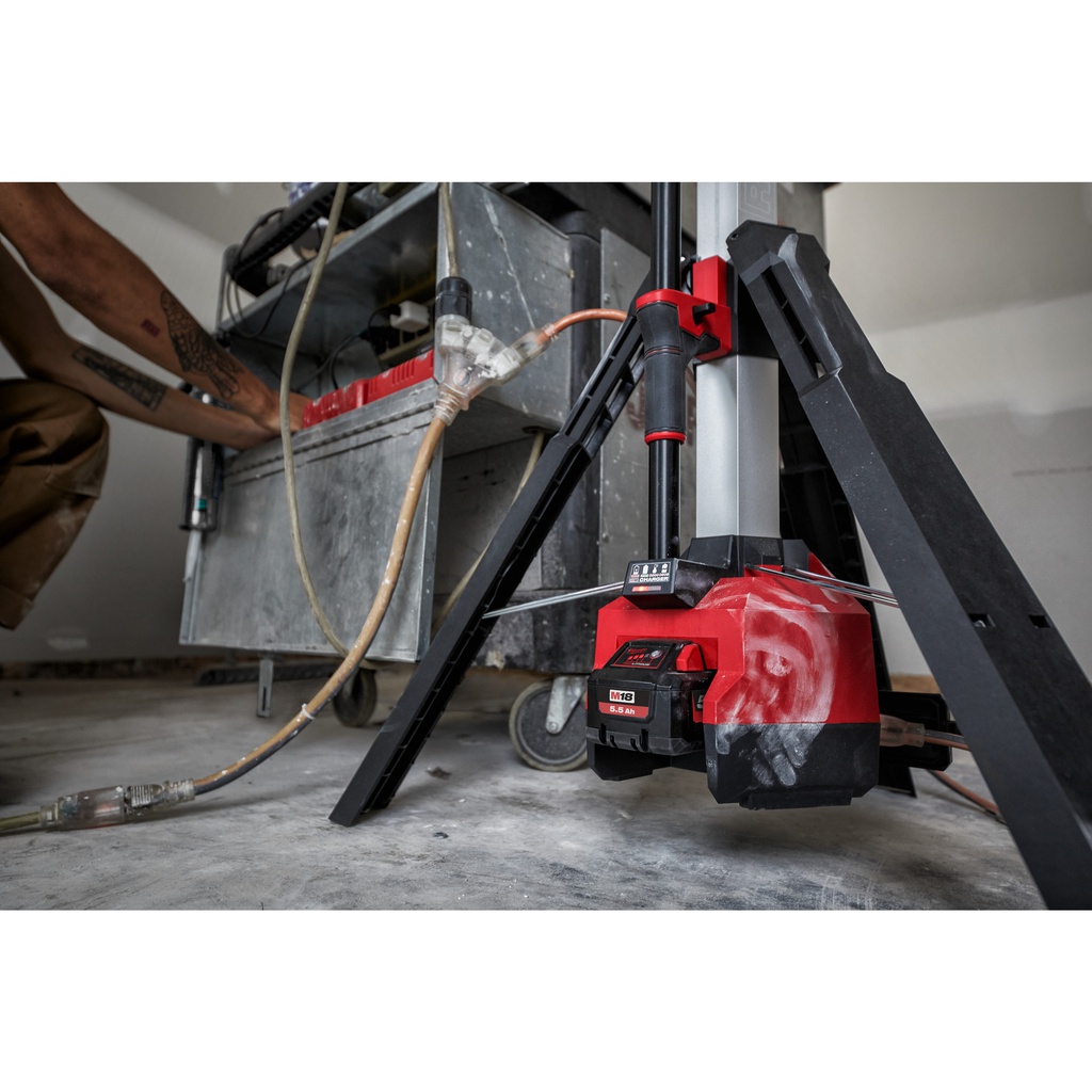 M18™_Mocna_lampa_stojąca_z_ładowarką_Milwaukee_M18_HOSALC-0_3