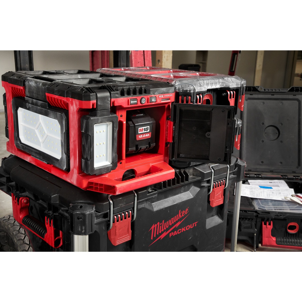 M18™_PACKOUT™_Lampa_do_oświetlania_strefowego_z_ładowarką_Milwaukee_M18_POALC-0_2
