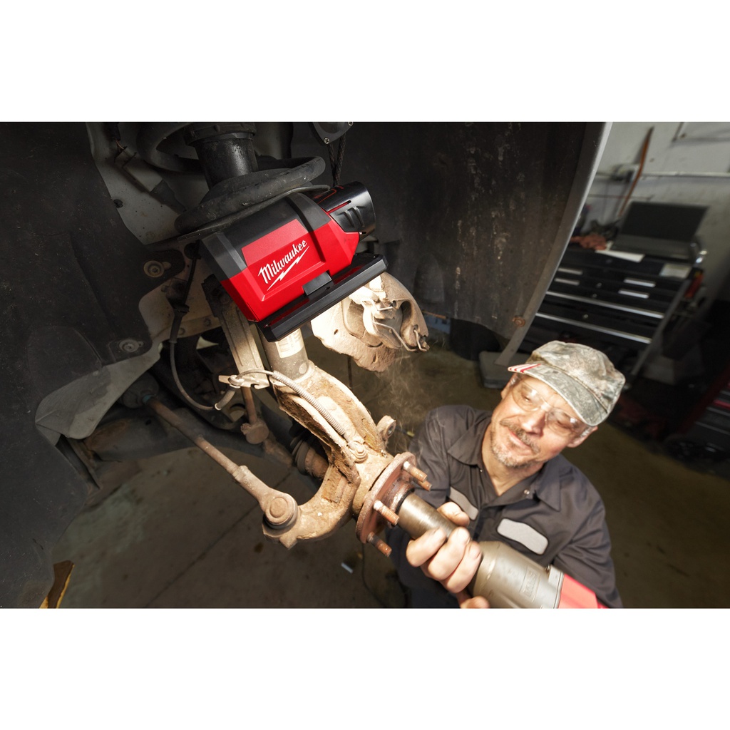 M12_Lampa_do_oświetlania_powierzchni_z_obrotową_głowicą_Milwaukee_M12_PAL-0_2