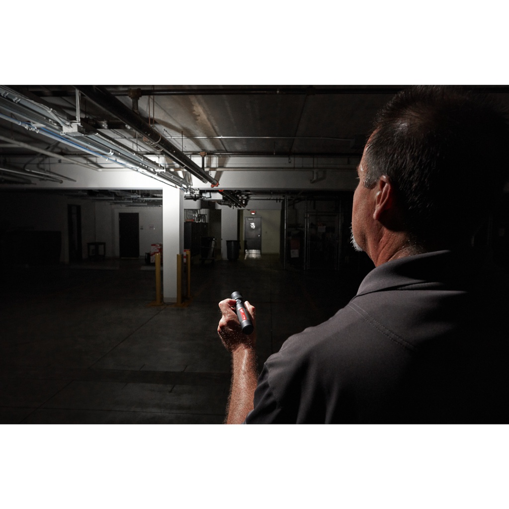 Latarka_akumulatorowa_USB_z_regulacją_wiązki_światła_1_100_Lumenów_Milwaukee_L4_TMLED-301_3